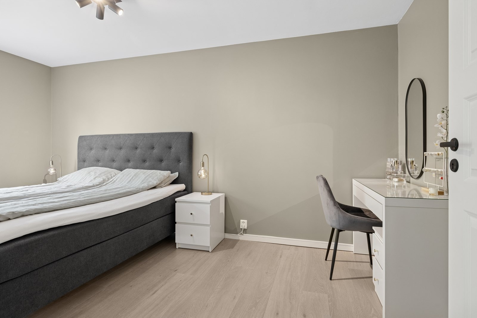 Soverom I - Romslig soverom med gjennomtenkte fargevalg Galleribilde