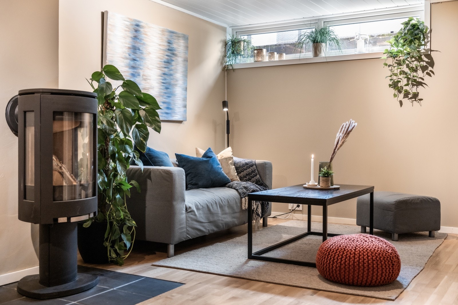 Det er god plass til sofaløsning, og rommet har en koselig peis som gir rikelig med varme(ikke godkjent som rom for varig opphold). Galleribilde