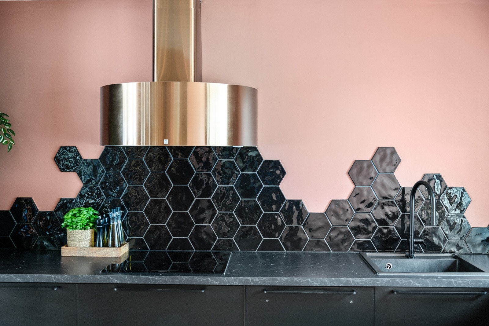 Veggfliser i Black Swan hexagon fra Norfloor gir en lekker kontrast. Galleribilde