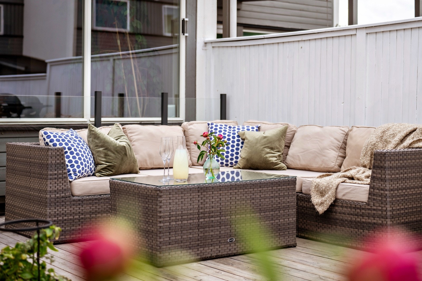 Her er det rikelig plass til spisegruppe, lounge, grill og beplantning - perfekt for sosiale sammenkomster og rolige sommerkvelder. Galleribilde