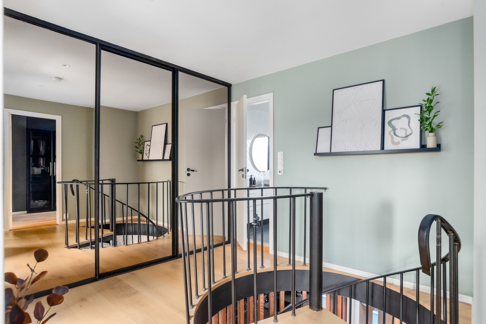 I andre etasje er det en stor skyvedørsgarderobe. Galleribilde