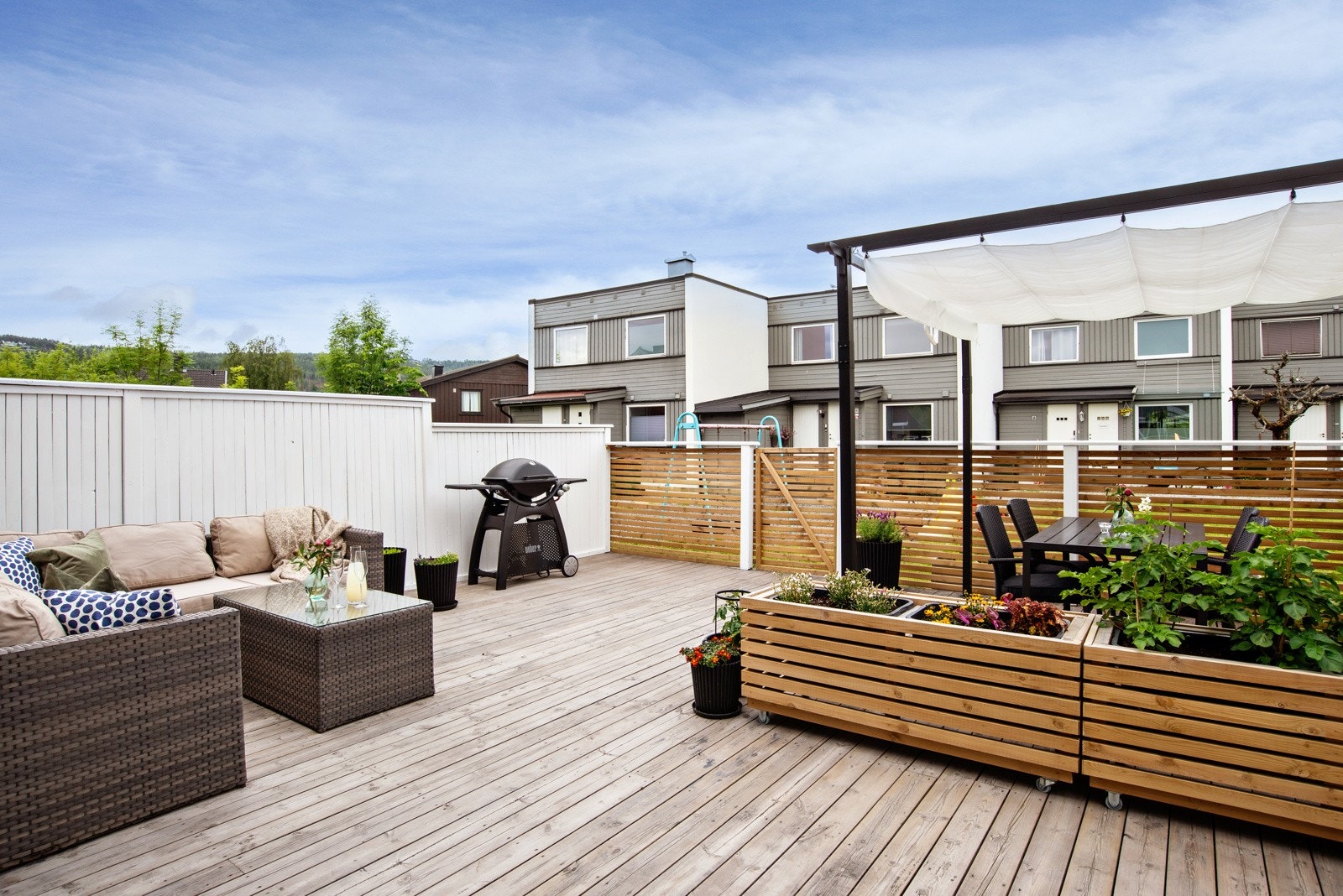 Den vestvendte beliggenheten gir svært gode solforhold, med sol fra ettermiddag til kveld. Galleribilde