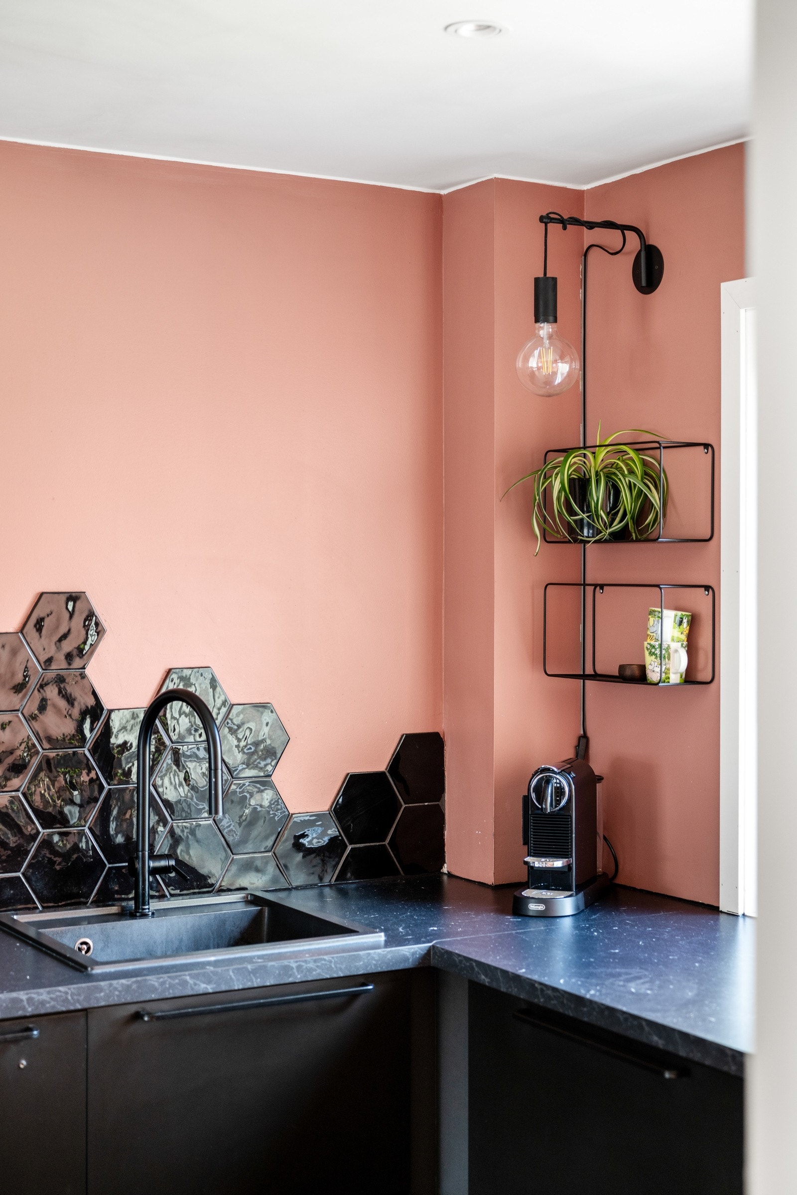 Kjøkkenet har godt med benke-og oppbevaringsplass. Galleribilde