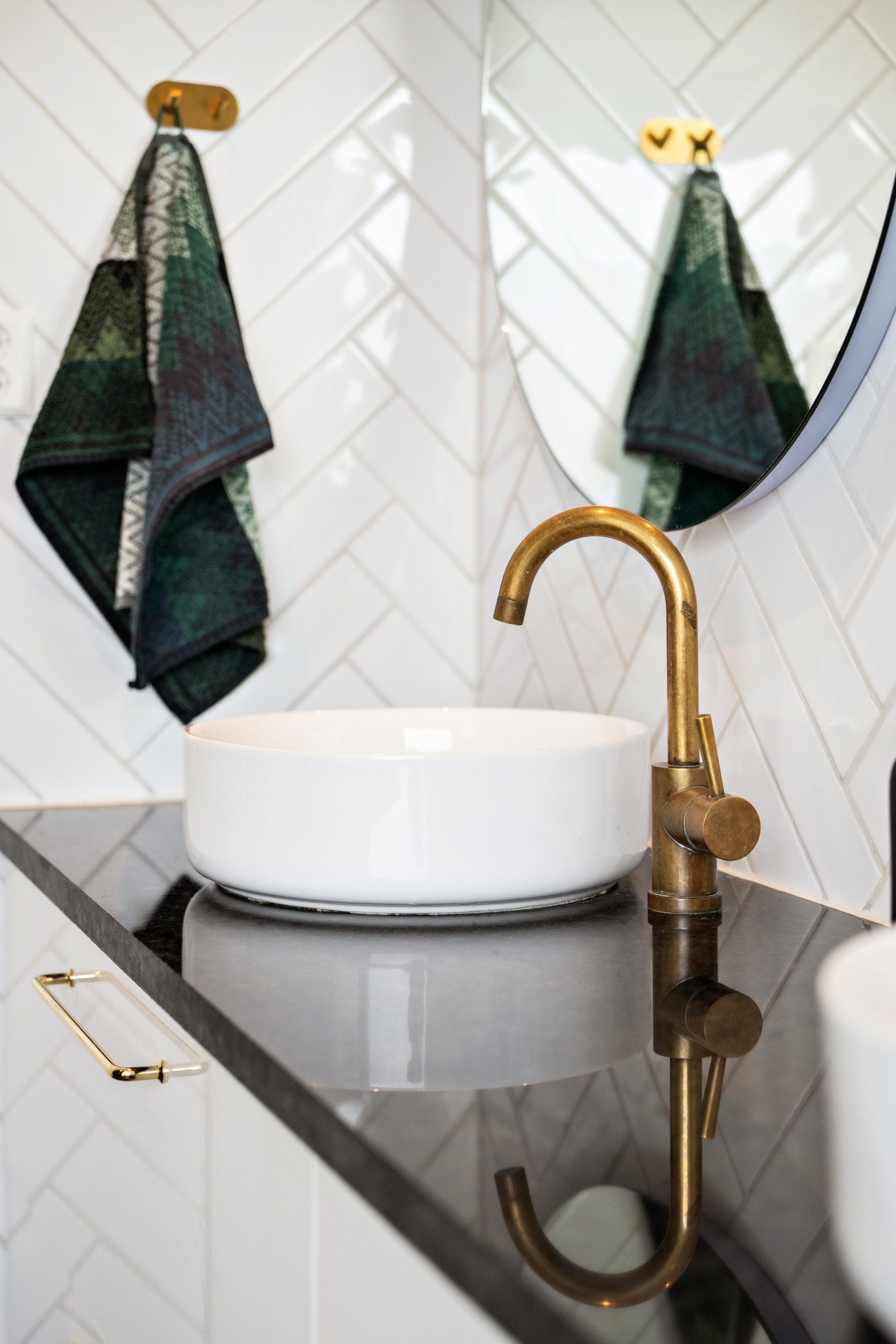 Baderommet har innredning med delikat bolleservant. Galleribilde