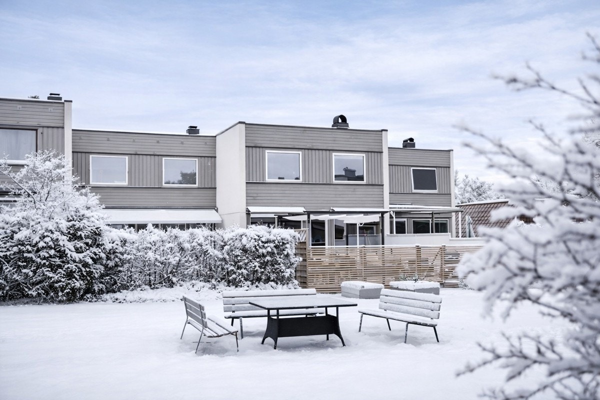 Privatmegleren ved Magnus Landgraff har gleden av å presentere dette lekre rekkehuset over tre plan med moderne kjøkken, to delikate bad og garasjeplass beliggende på Øren i Drammen kommune. Galleribilde