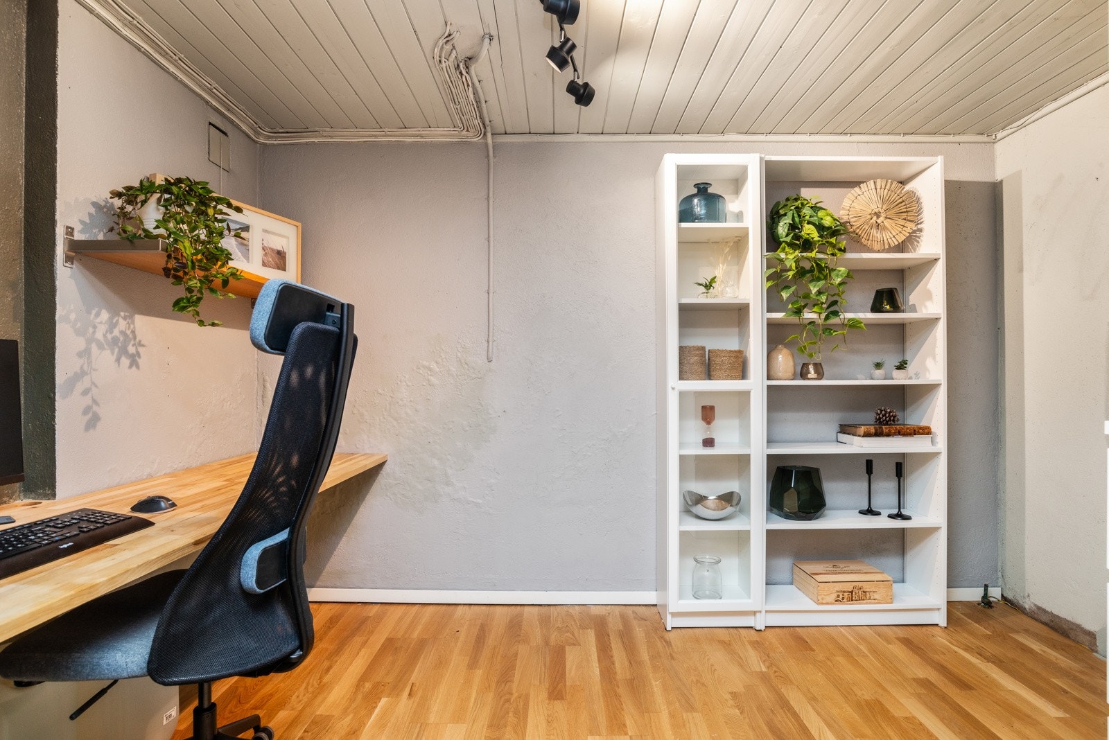 Kontor med plassbygget arbeidsbord og fleksibel innredning(ikke godkjent som rom for varig opphold). Galleribilde