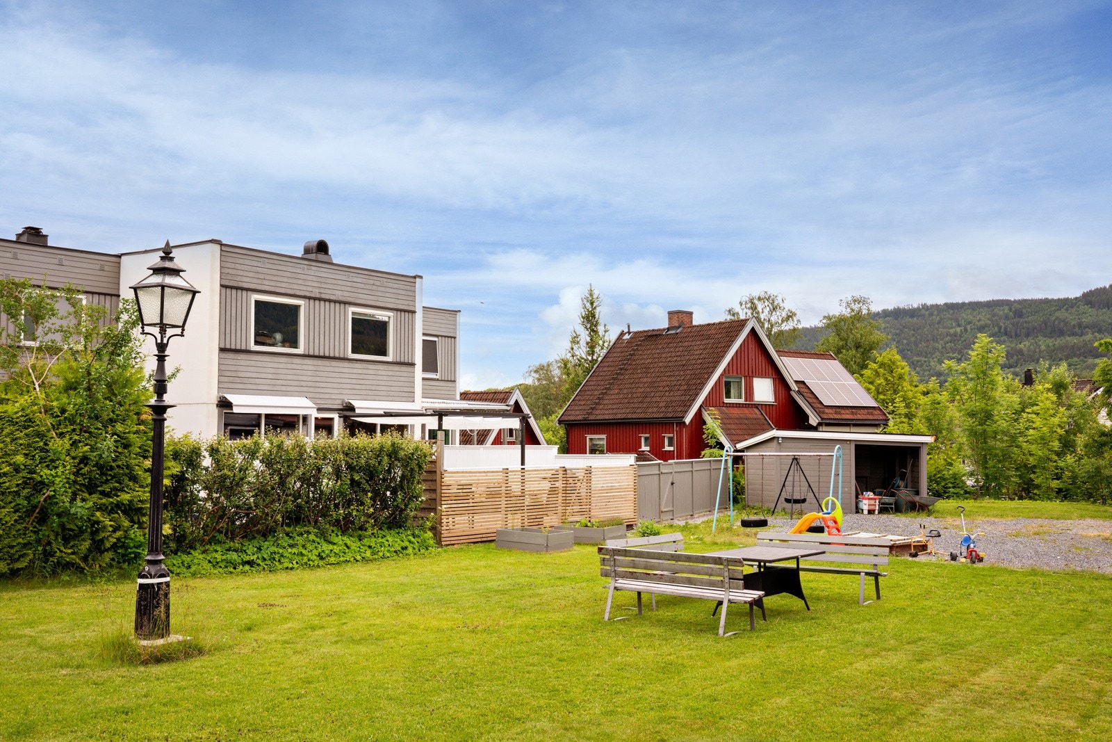 Felles sittegrupper på plenen. Galleribilde