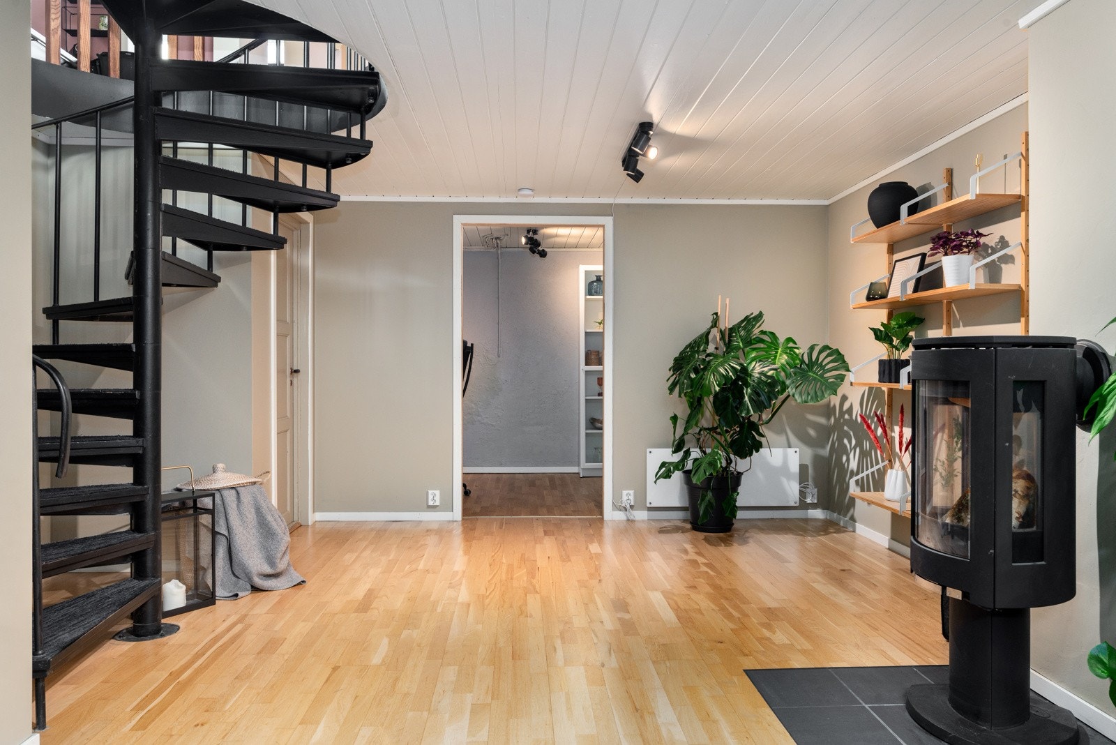 Koselig kjellerstue med peis som gir både varme og hygge (ikke godkjent som rom for varig opphold). Galleribilde