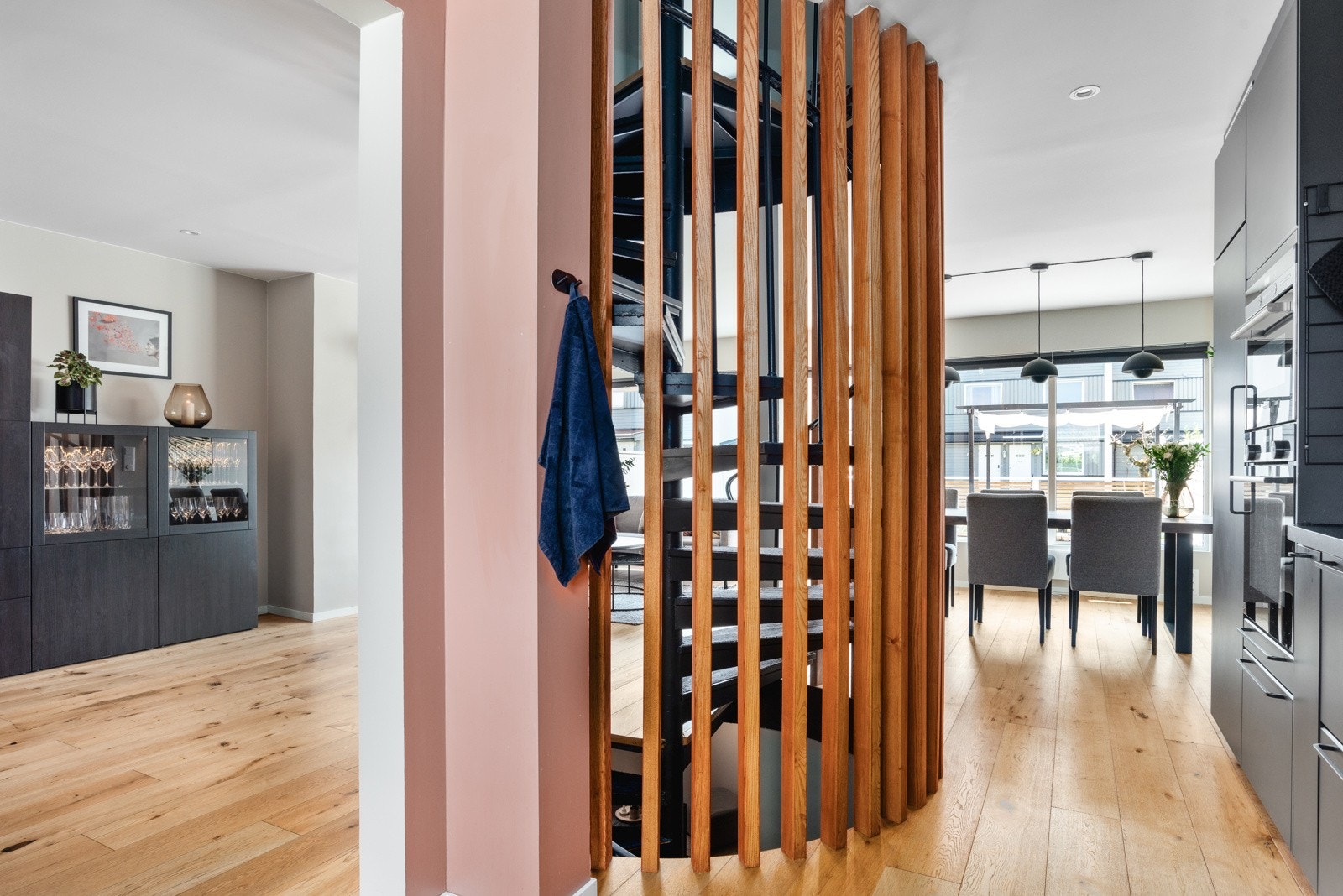 God plass til spisegruppe mellom kjøkken og stue gjør dette til et sosialt og praktisk samlingspunkt. Galleribilde