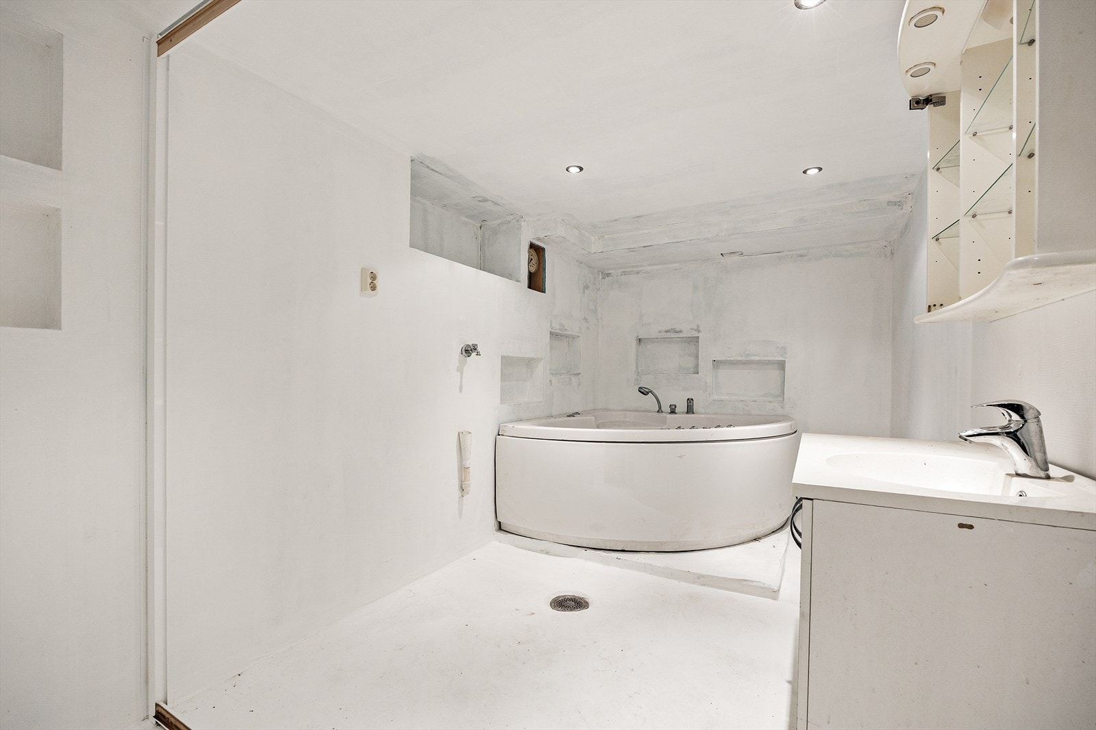 I kjelleren er etablering av et bad påbegynt, men arbeidene er ikke ferdigstilt. Galleribilde