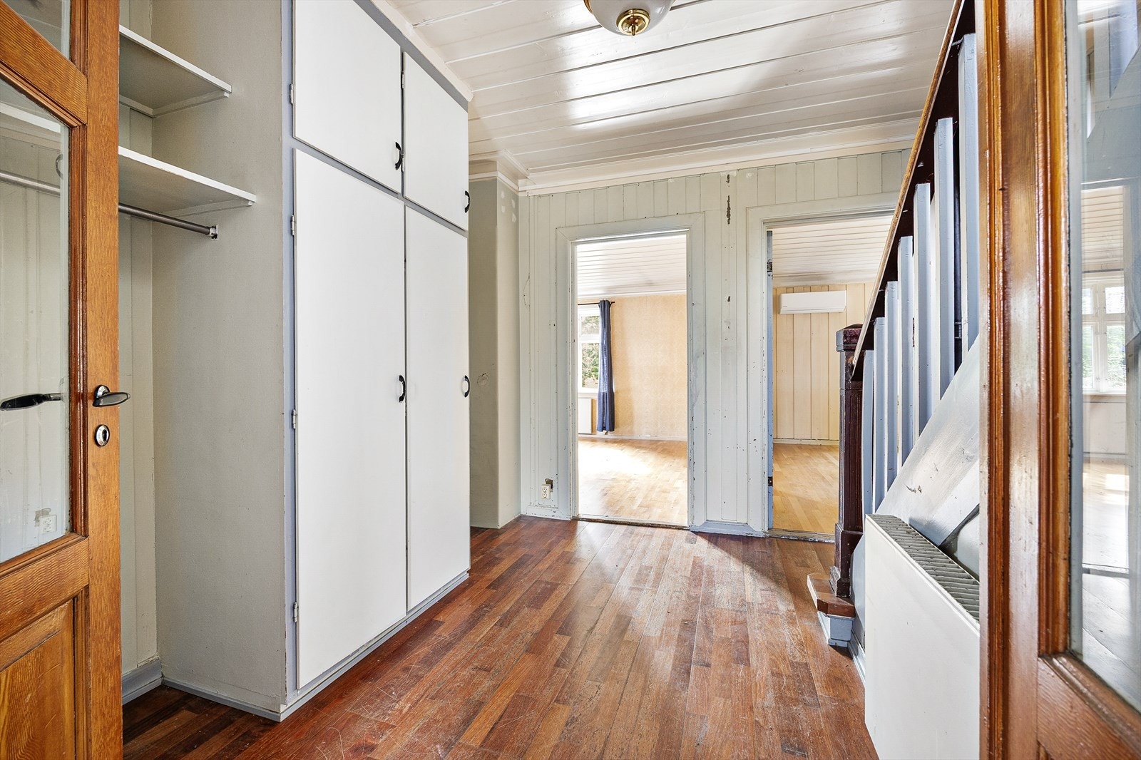 Første etasjen rommer to stuer, kjøkken, ett soverom og et toalettrom. Galleribilde