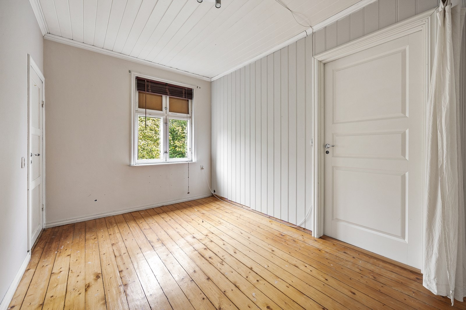 Soverom 3, med originalt tregulv og panel i himlingen. Galleribilde