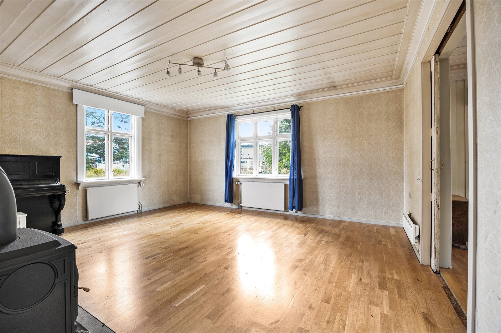 Den andre stuen er romslig med store vinduer dom gir gode lysforhold og en åpen romfølelse. Galleribilde