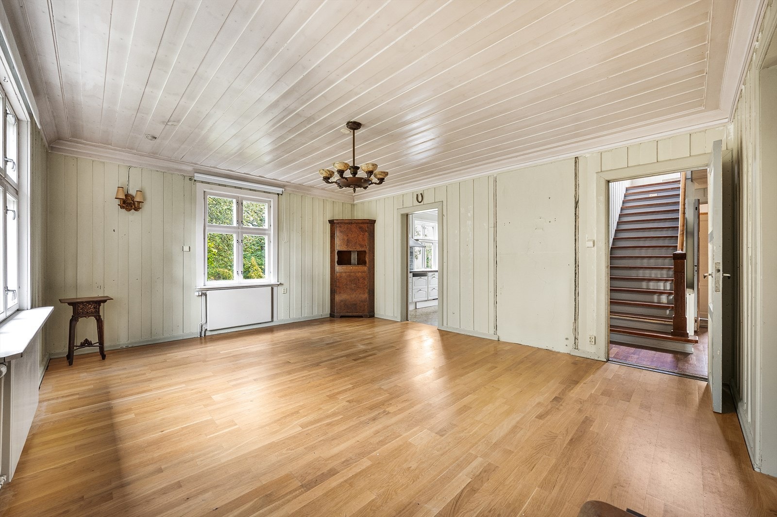 Den første stuen har parkett på gulvet og panel på veggene. Galleribilde