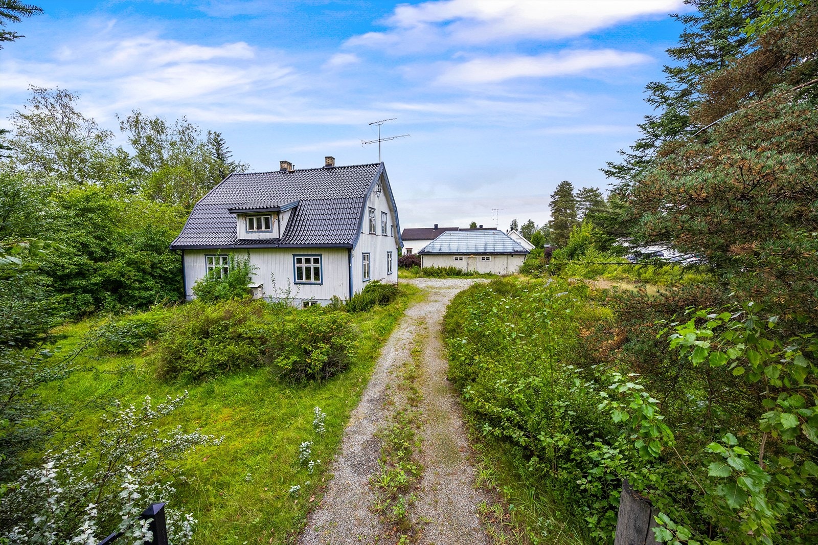 Eneboligen fra 1930 er bygget i en klassisk jugendstil med mansardtak. Galleribilde