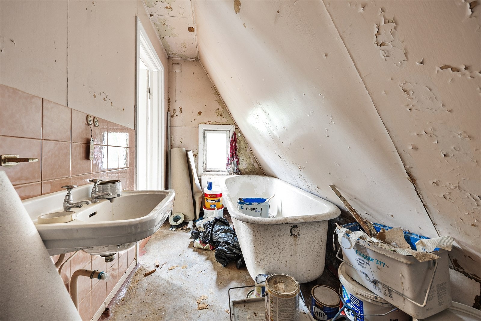 Opprinnelig bad, nå i ustand. Må totalrehabiliteres. Galleribilde