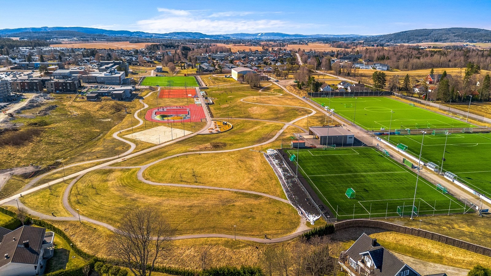 Området byr på gode rekreasjonsmuligheter med turstier og idrettspark. Galleribilde