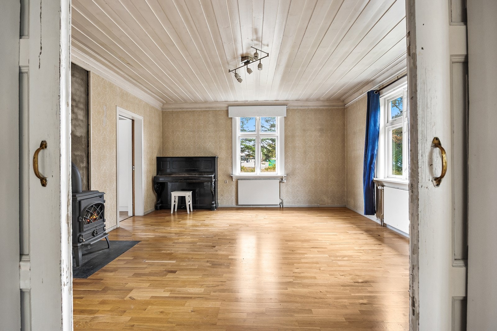 "Løkenhuset" har 6 soverom og 2 stuer med flere originale detaljer. Galleribilde