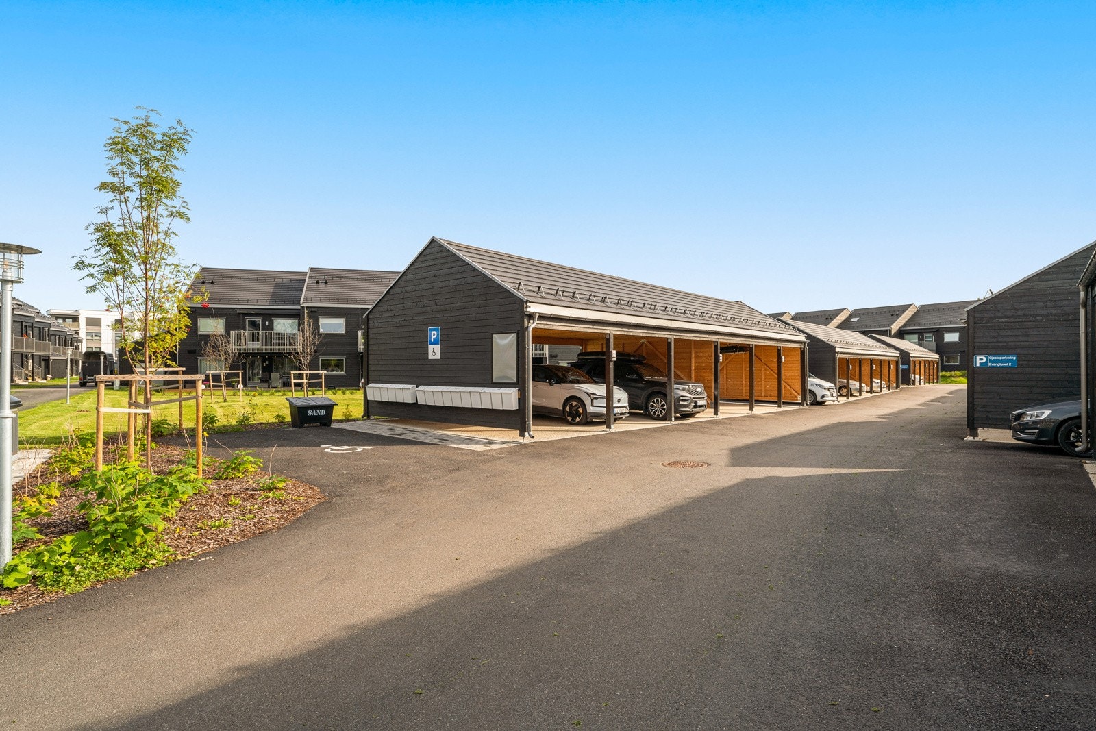Smart parkering i carport med lademulighet. Galleribilde