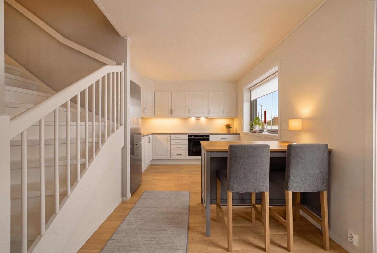 Kjøkken og stue i åpen løsning, som gir en god, sosial romfølelse. Galleribilde