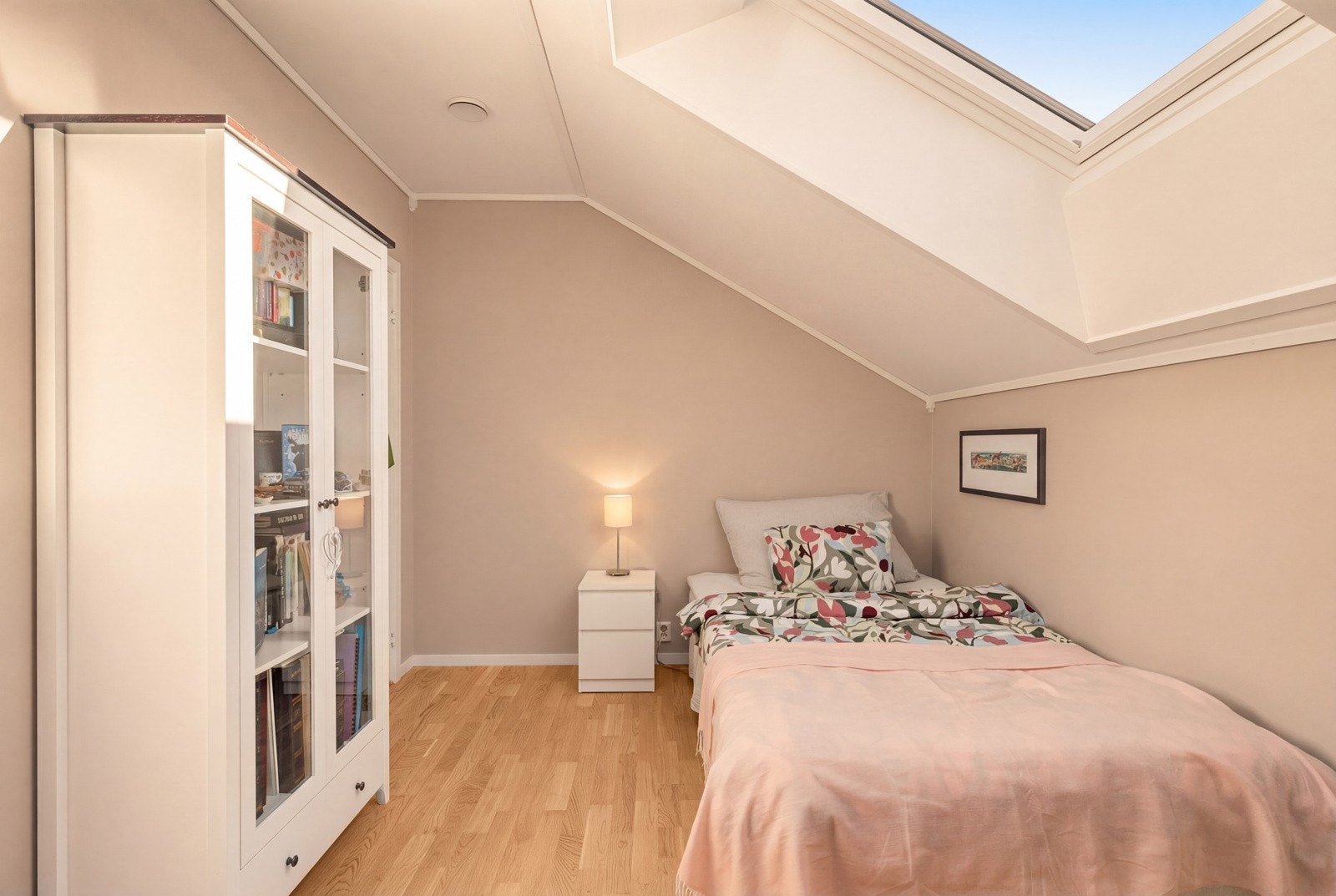 Videre er det et innredet rom som benyttes som gjesterom pt. Galleribilde