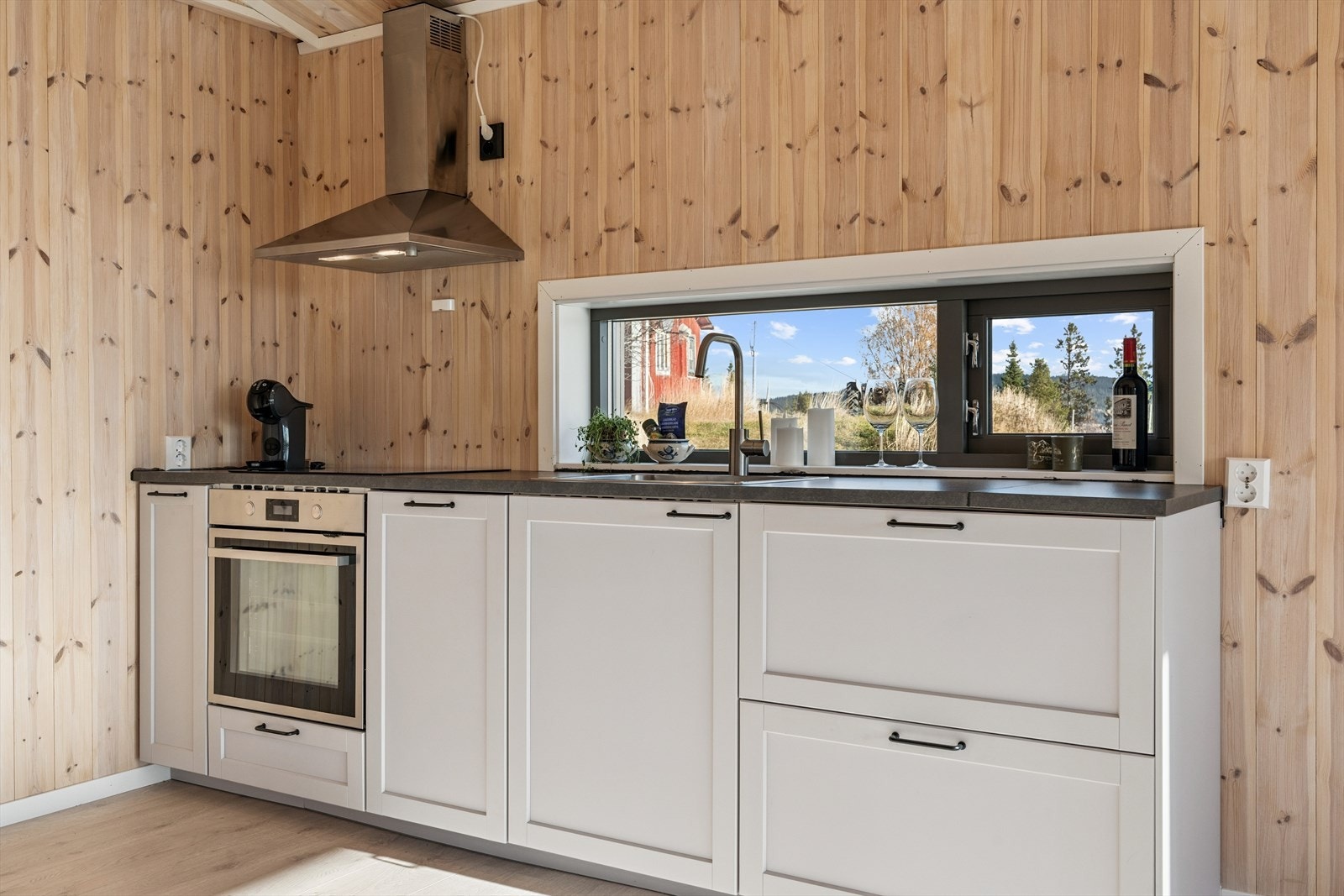 Innredningen inkluderer integrerte hvitevarer som oppvaskmaskin, stekeovn, platetopp, ventilator, komfyrvakt og vannstoppsystem. Galleribilde