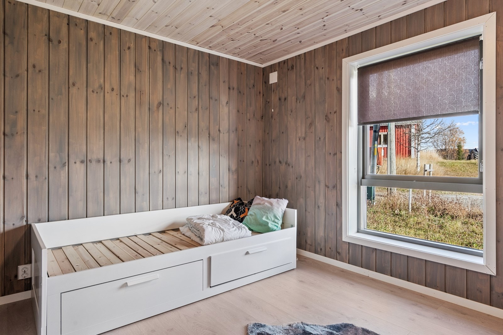 Hytta har tre romslige soverom, som alle kan innredes etter behov - enten du ønsker ekstra soveplasser, barnerom eller et rolig hjemmekontor. Soverom 1. Galleribilde