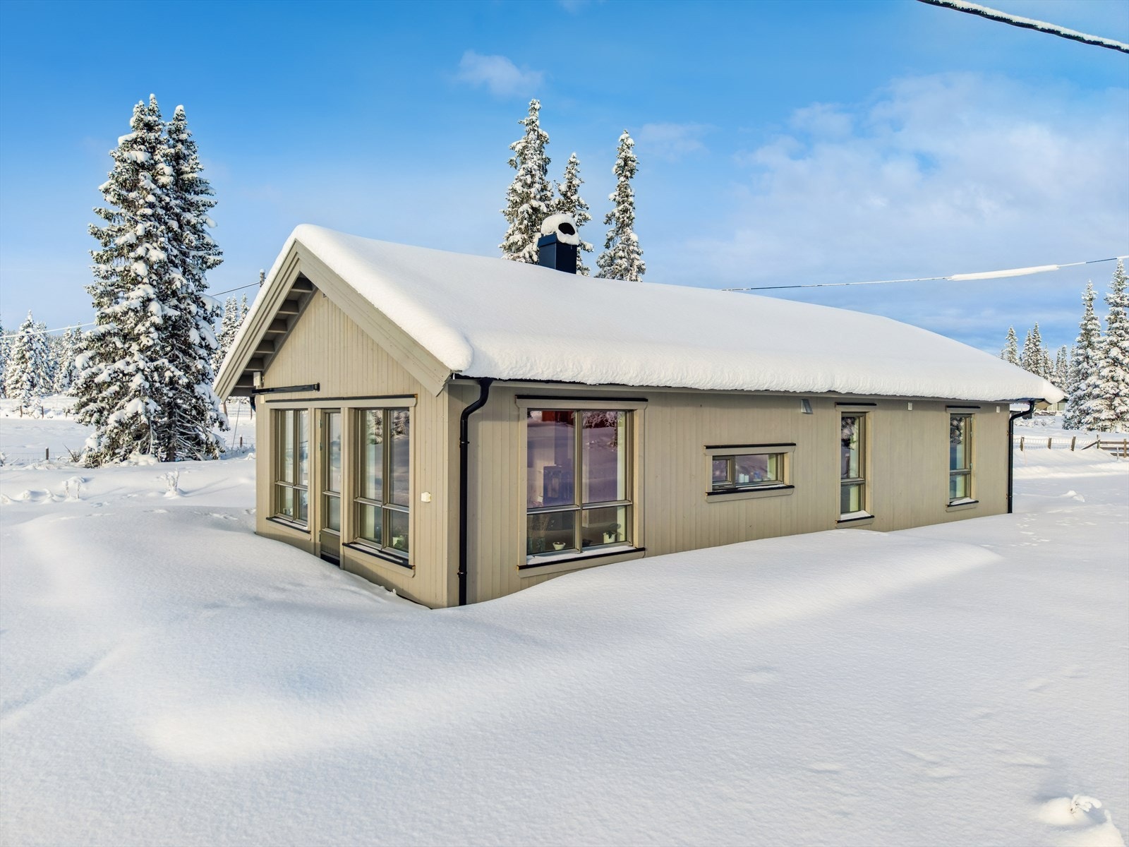 "Midtbu" som eiendommen heter, ligger lett tilgjengelig og har alle nødvendige fasiliteter. Galleribilde