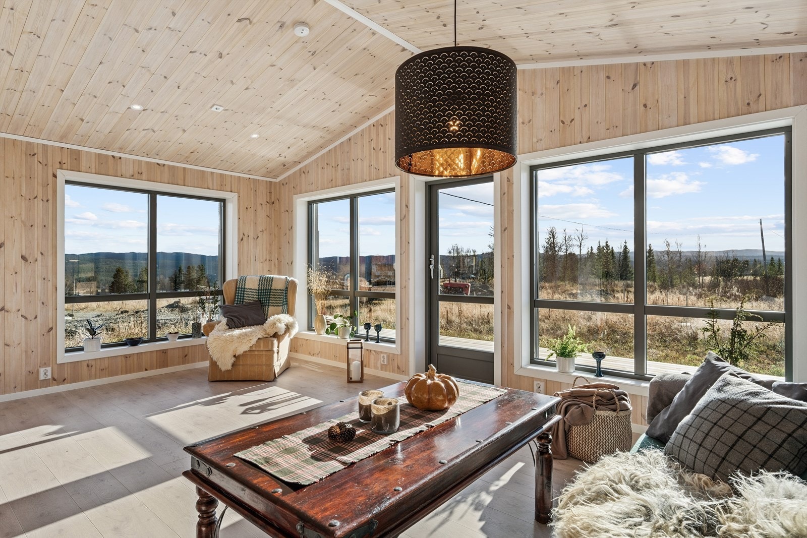 Den åpne løsningen mellom stue og kjøkken skaper en god romfølelse. Galleribilde