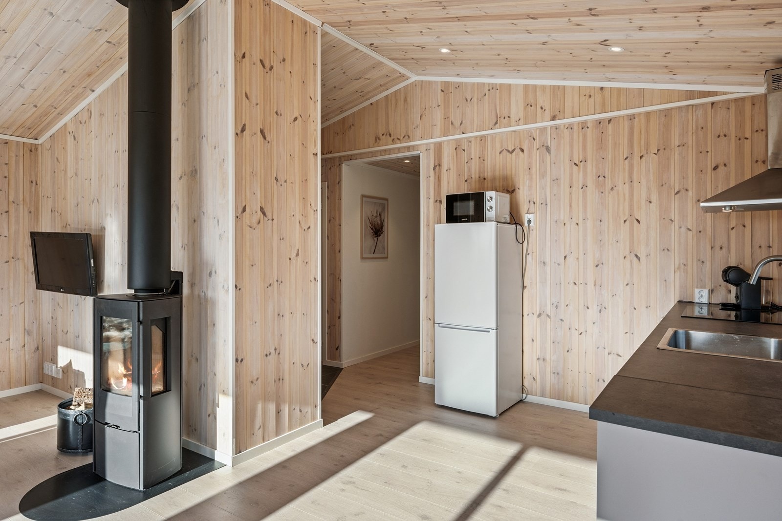 Et frittstående kjøleskap sørger for god oppbevaring av matvarene. Galleribilde