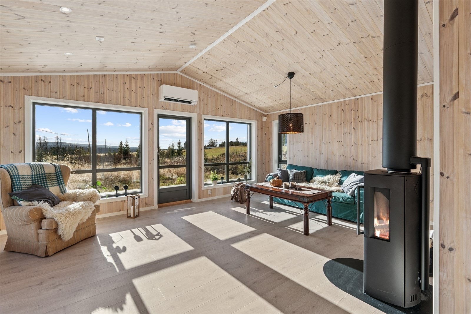 Innvendig blir du møtt av trehvite vegger som gjenspeiler nærheten til naturen. Galleribilde