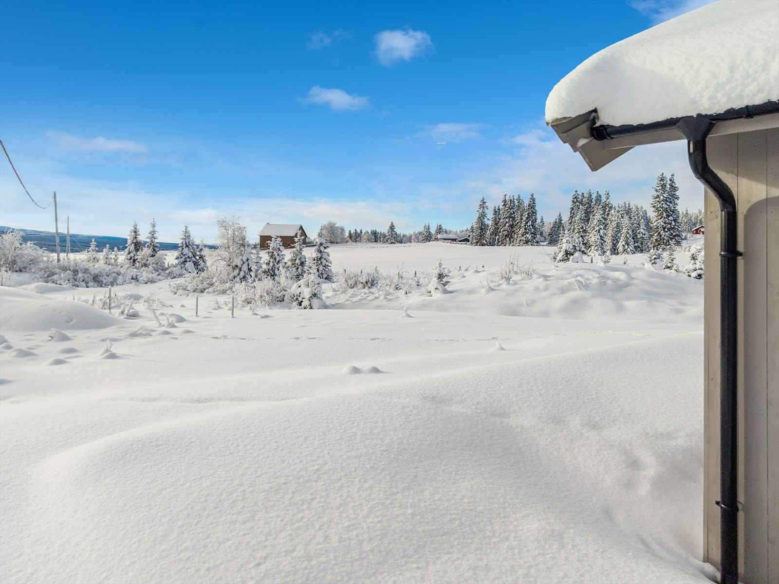Hytta ligger sørvendt, slik at du kan nyte solen fra tidlig morgen til sen kveld. Her får du også en praktfull utsikt mot Ølsjøen, Nysetfjellet og Tisleidalen. Galleribilde