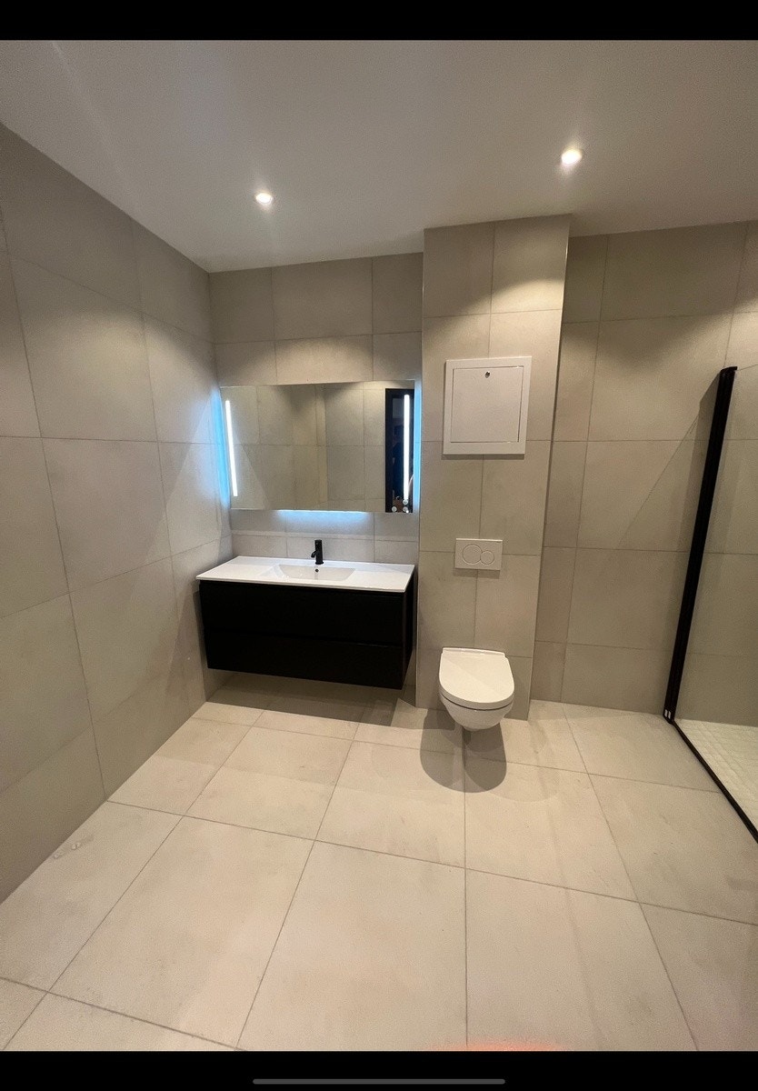 Bad nr 2, her er det også vaskemaskin og tørketrommel til disposisjon Galleribilde