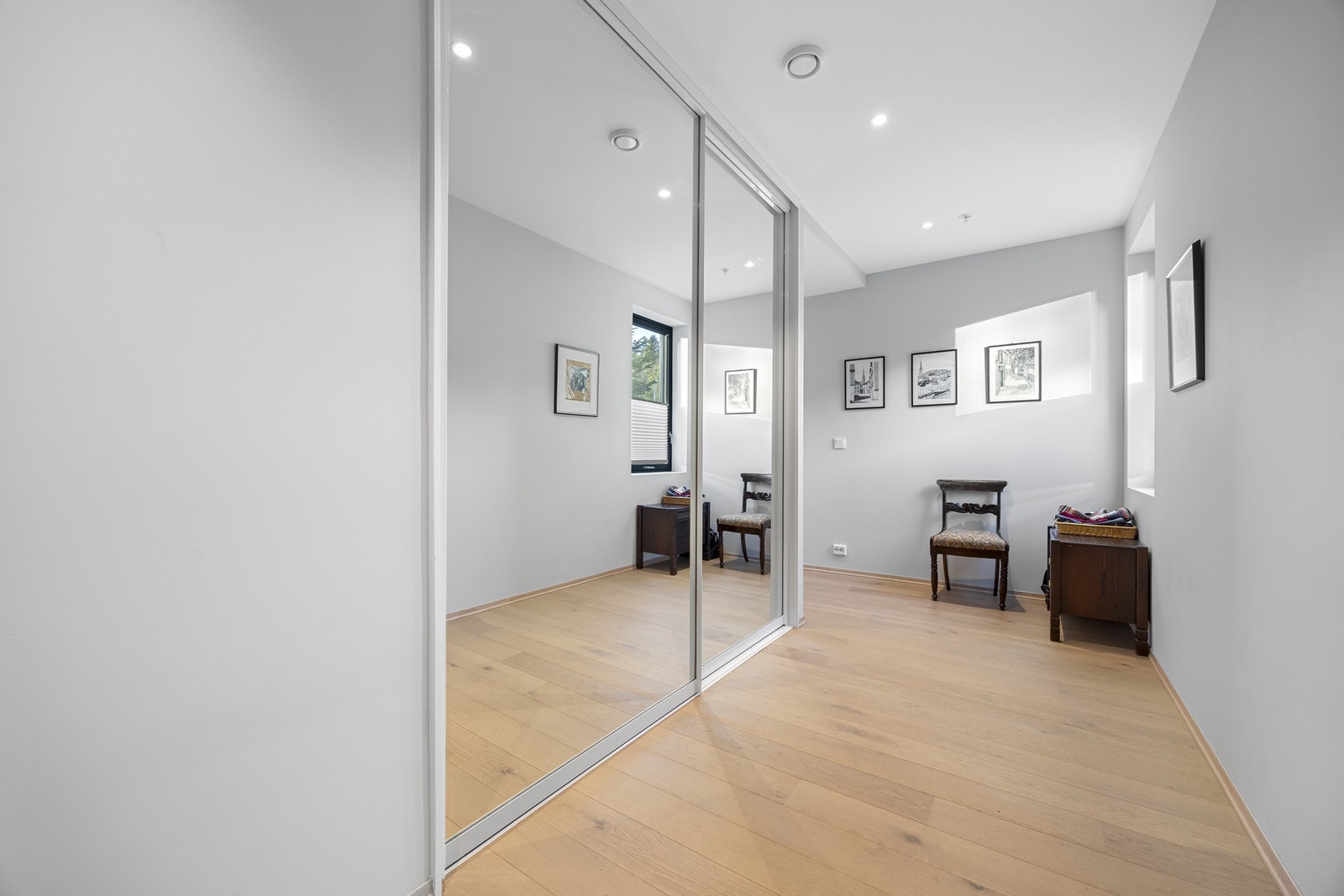 Romslig gang med skyvedørsgarderobe. Galleribilde