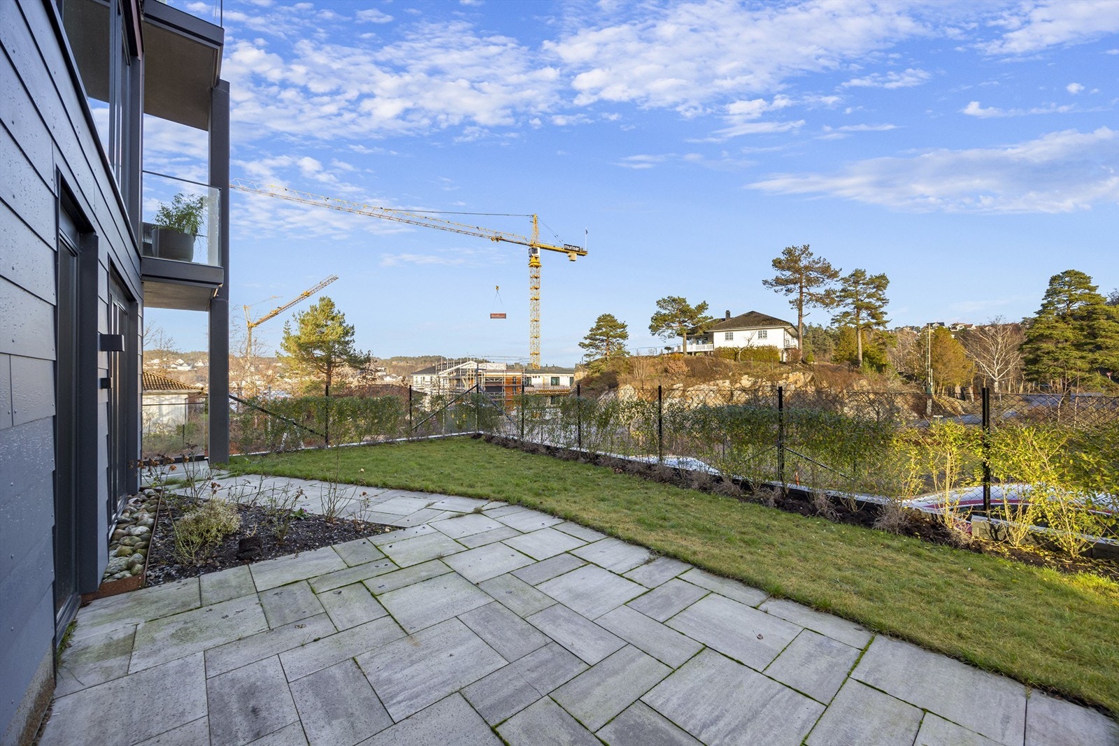 Tilhørende hage. Galleribilde