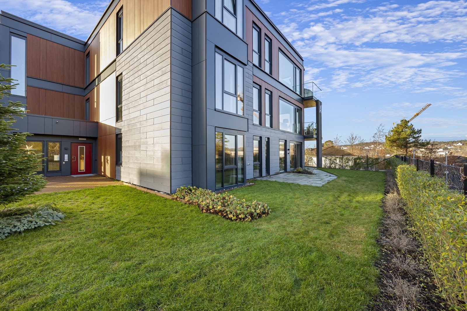 Hovedinngang (rød dør). Enkel adkomst til leiligheten. Galleribilde