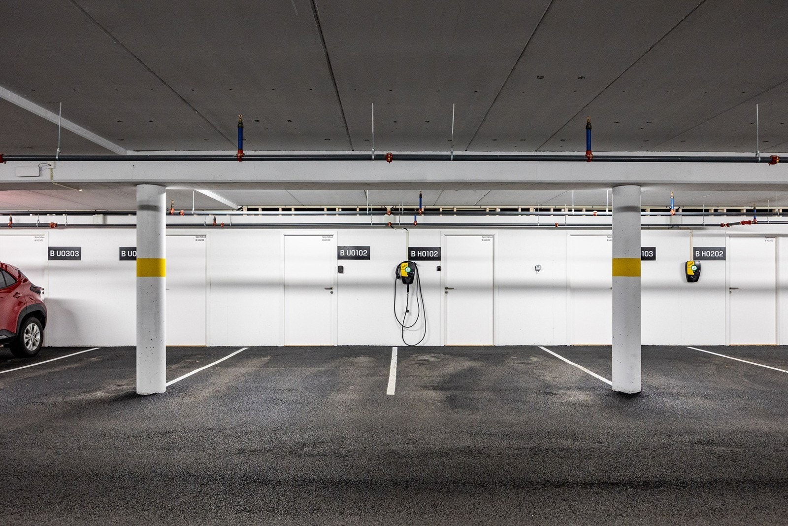 Parkeringsplassen i garasje som tilhører er plassert like ved heisen. Bildet er ikke av tilhørende parkeringsplass, men brukes for å illustrere, da det er A H0104 som er parkeringsplassen som tilhører leiligheten. Galleribilde