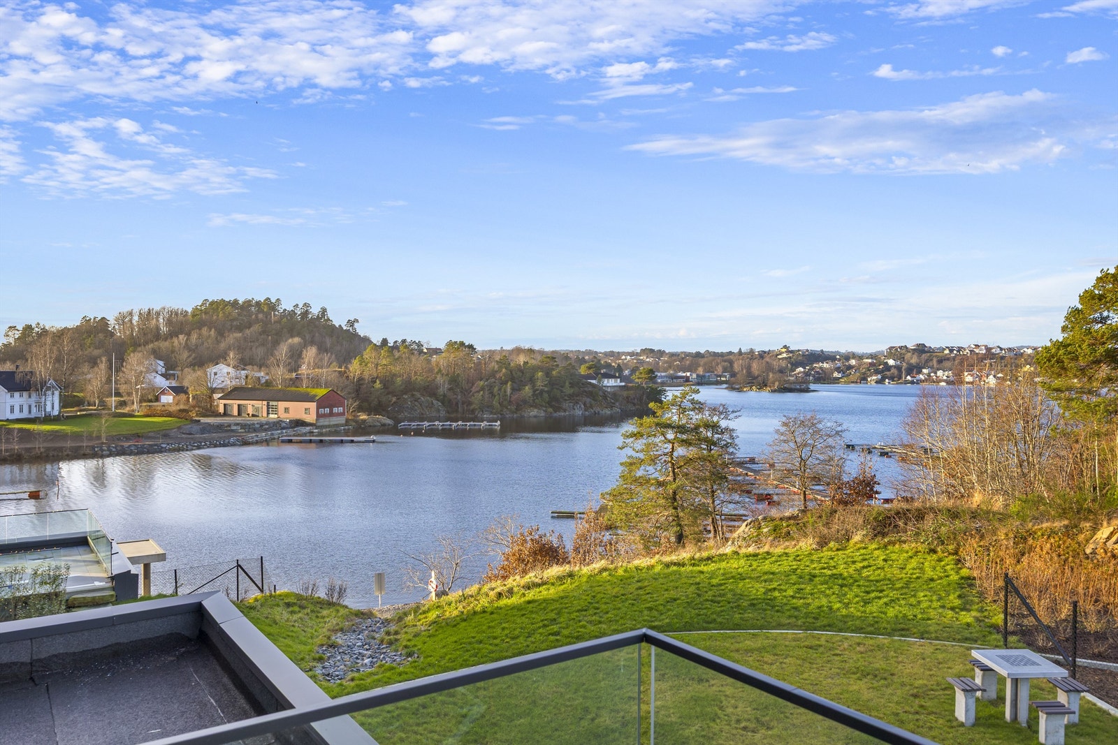 Idyll i vannkanten - Ca. 100 meter fra sandstrand hvor det er tinglyst rett til å oppholde seg og nyte sommeren. Galleribilde