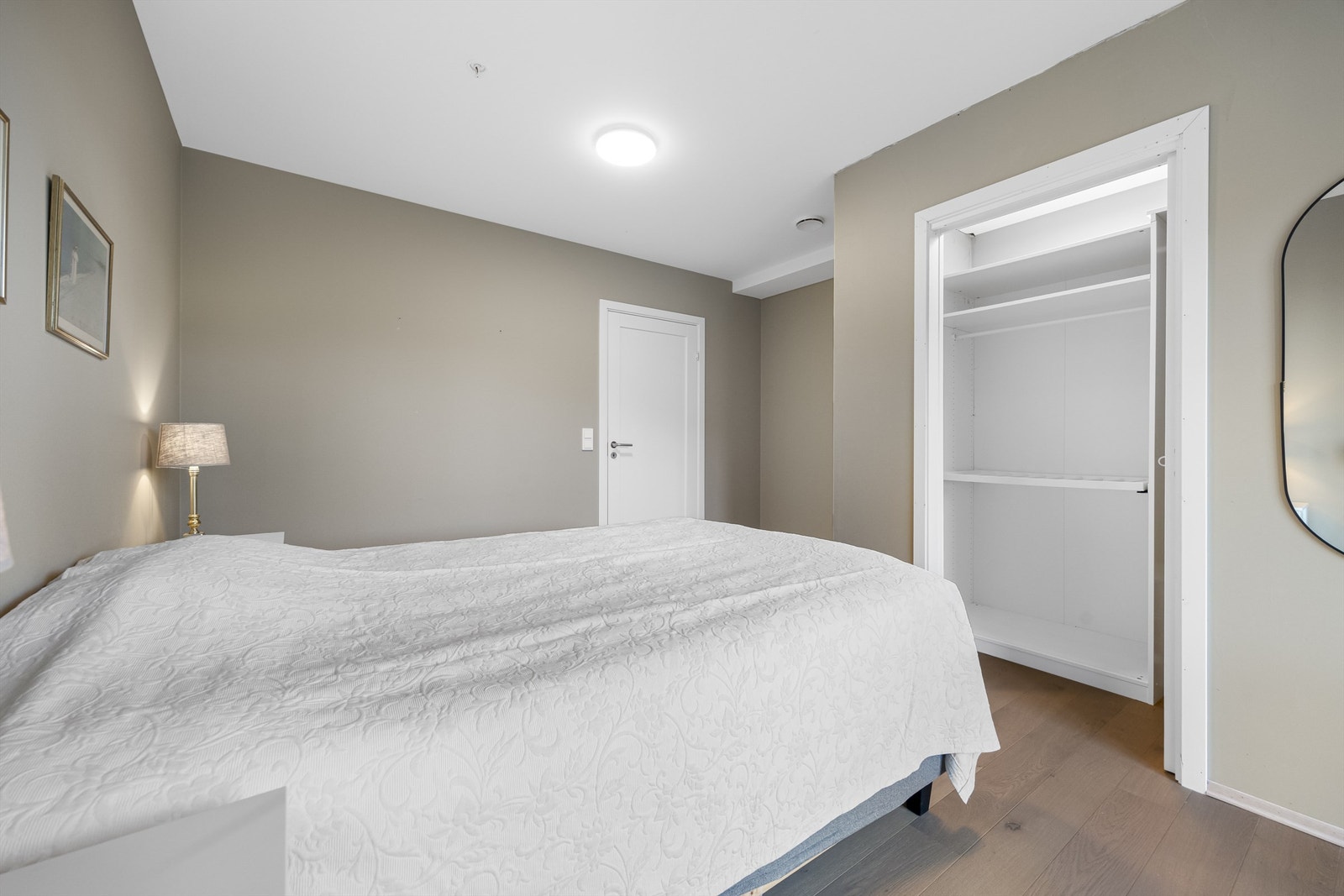 Hovedsoverom med garderobe. Galleribilde