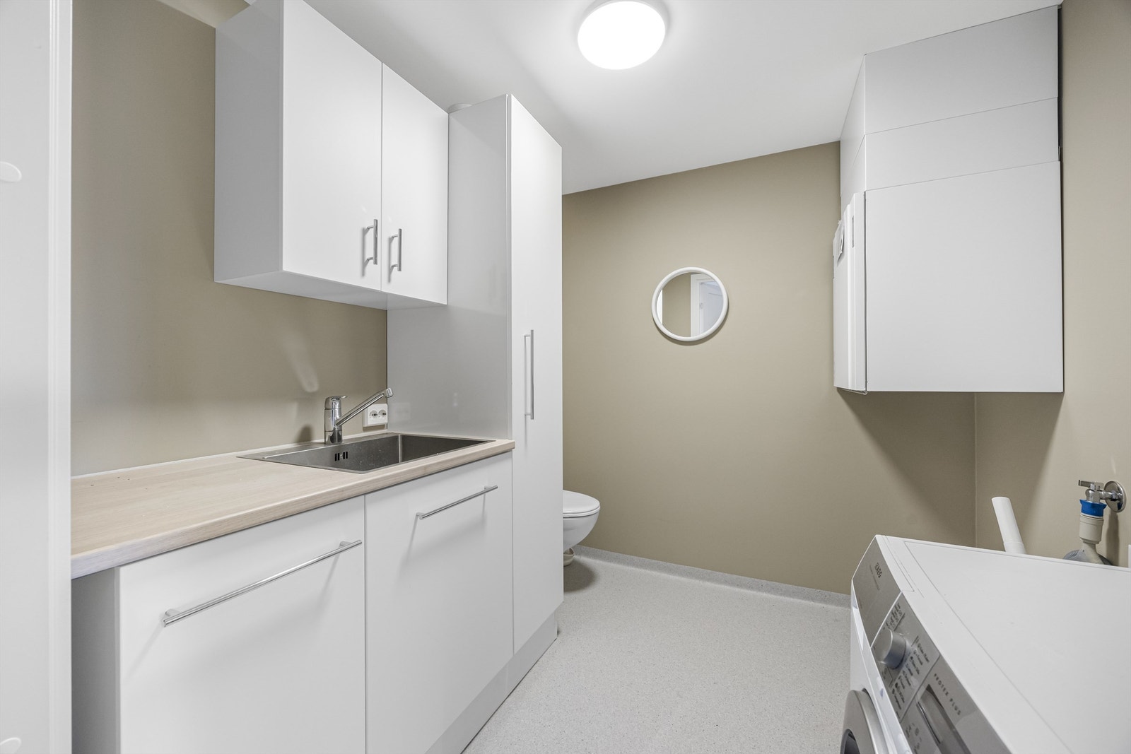 Vaskerom med ekstra toalett og plassbygget benk med skap. Galleribilde