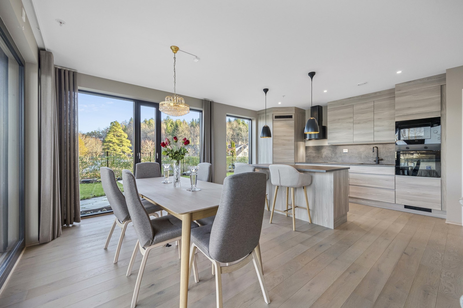 Kjøkkenet er påkostet med kjøkkenøy og kjølehjørne bl.a. Barstoler medfølger i handelen. Galleribilde