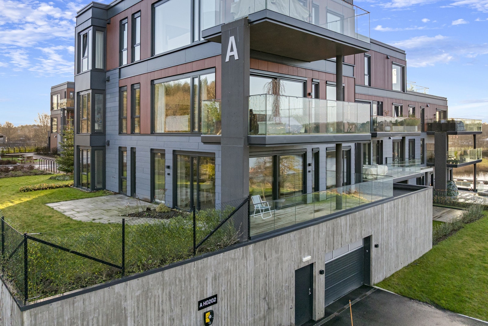 Hagen utenfor leiligheten er på 80,4m² og er tinglyst tilhørende seksjonen/leiligheten. Galleribilde