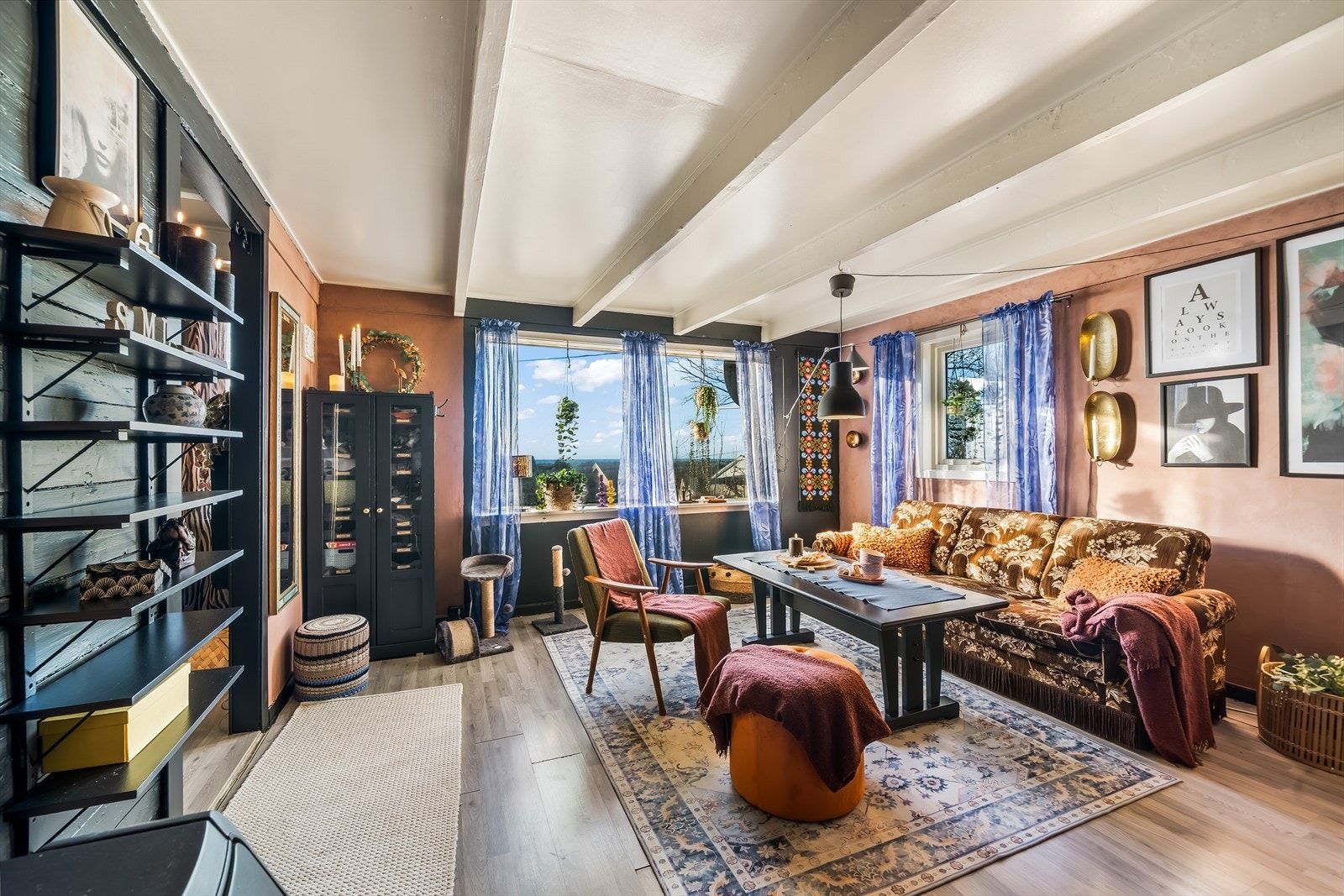 Fra stua er det fin utsikt mot havet. Galleribilde