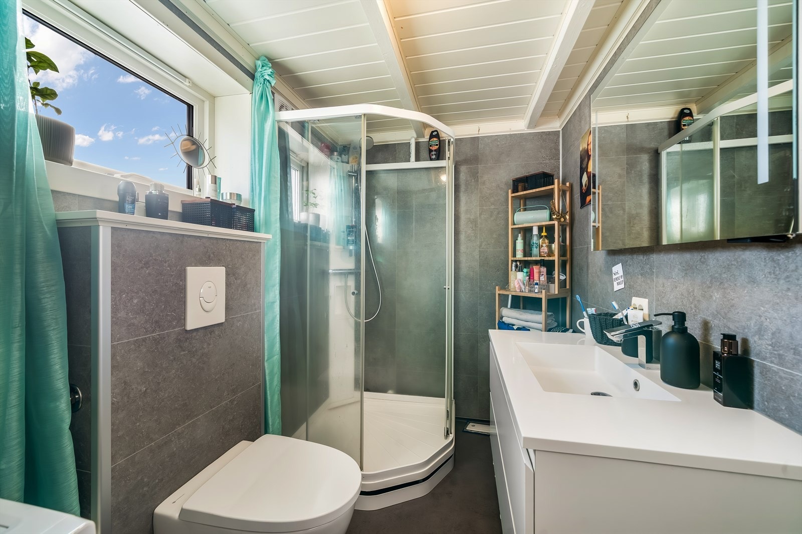 Nyere bad (2014) med belegg på gulv og baderomsplater på vegg. Innredet med baderomsinnredning. toalett og dusjkabinett. Galleribilde