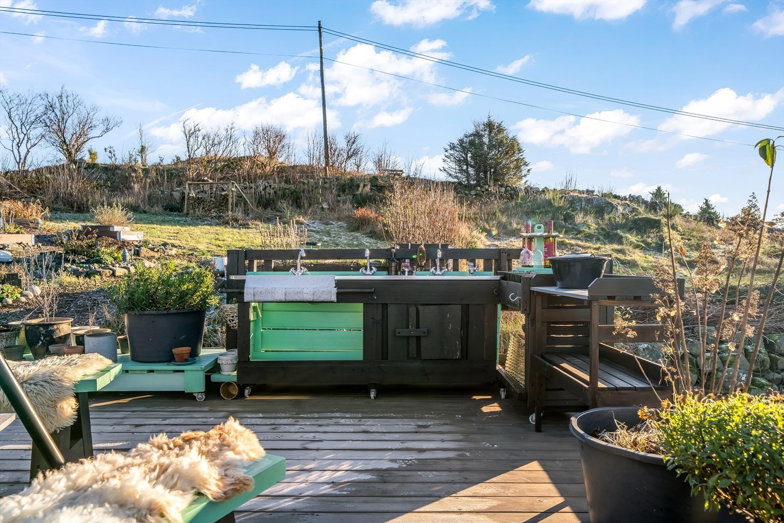 Pent opparbeidet uteområde med utekjøkken. Galleribilde