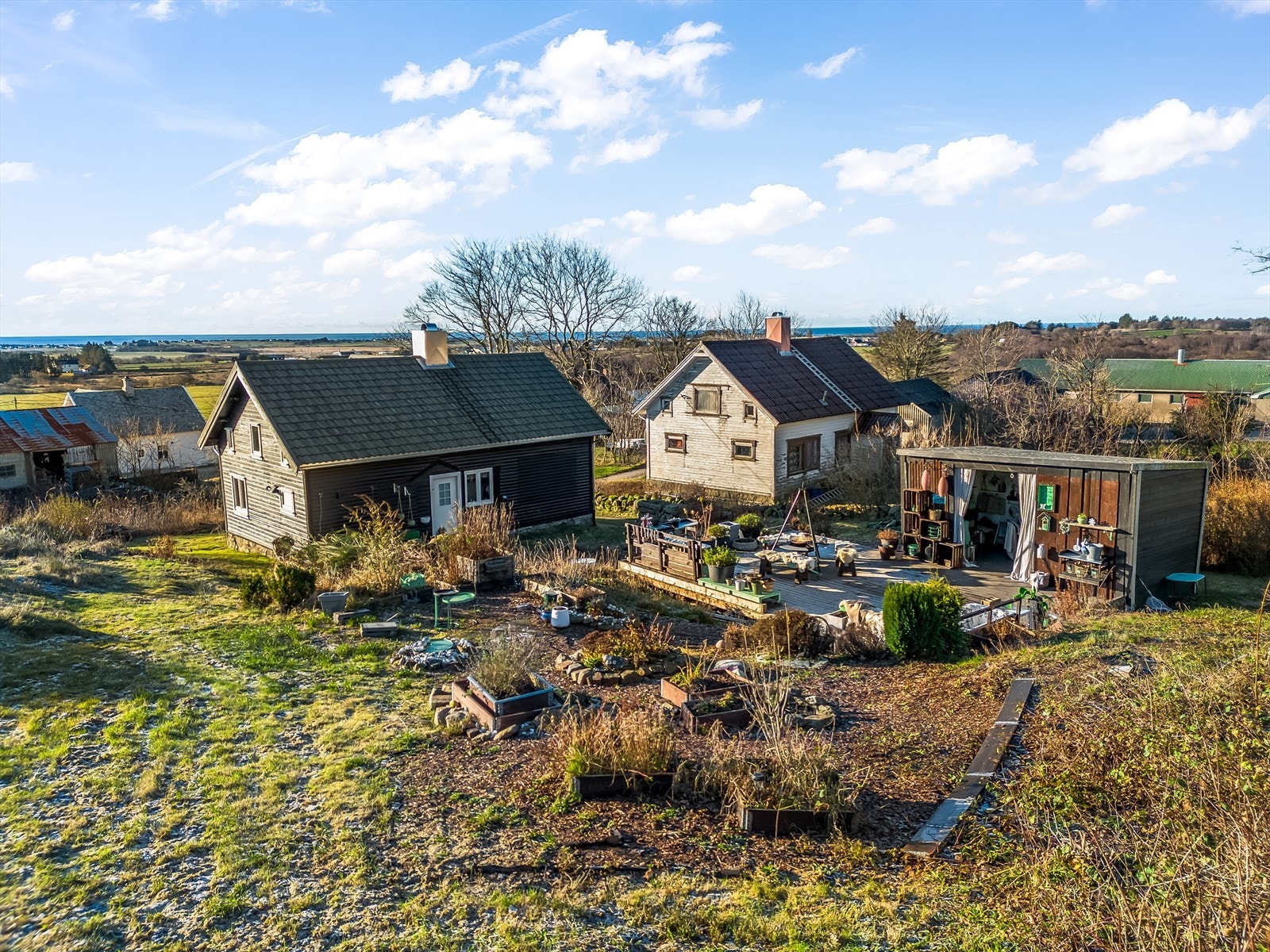 Eiendommen ligger på en fin plass med mye bolteplass på tomta. Galleribilde