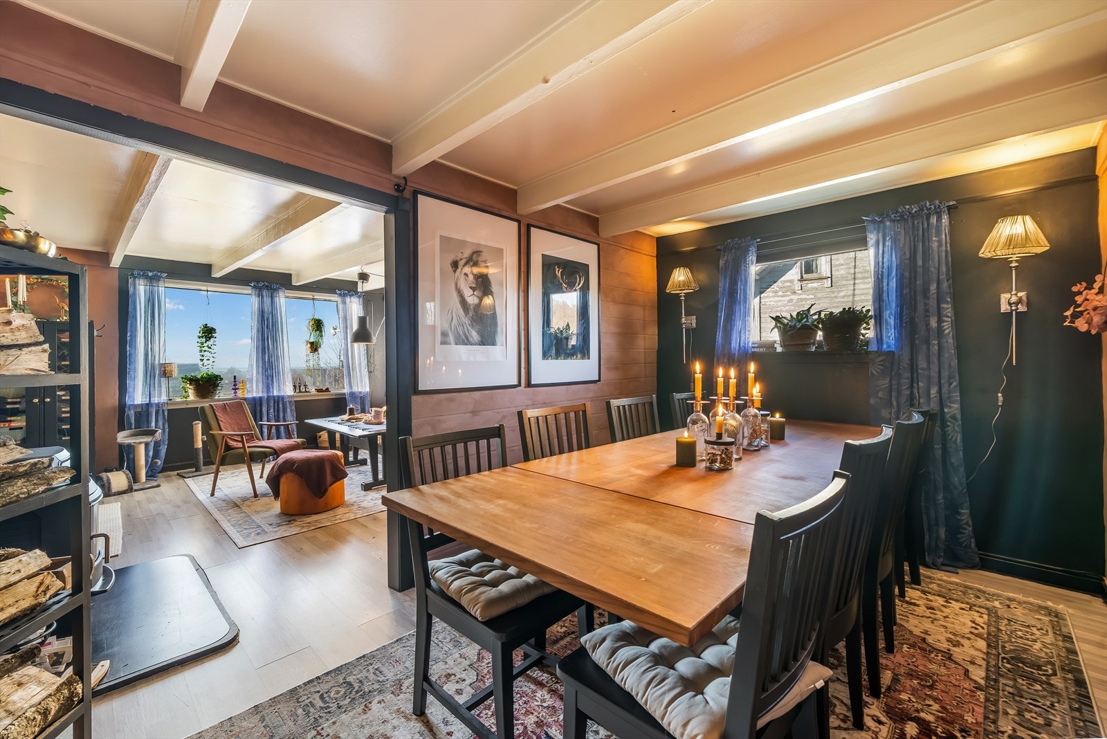 Spisestue innforbi stua. Galleribilde