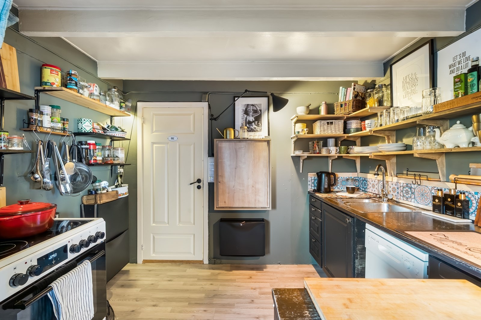 Adkomst til bad fra kjøkken. Galleribilde