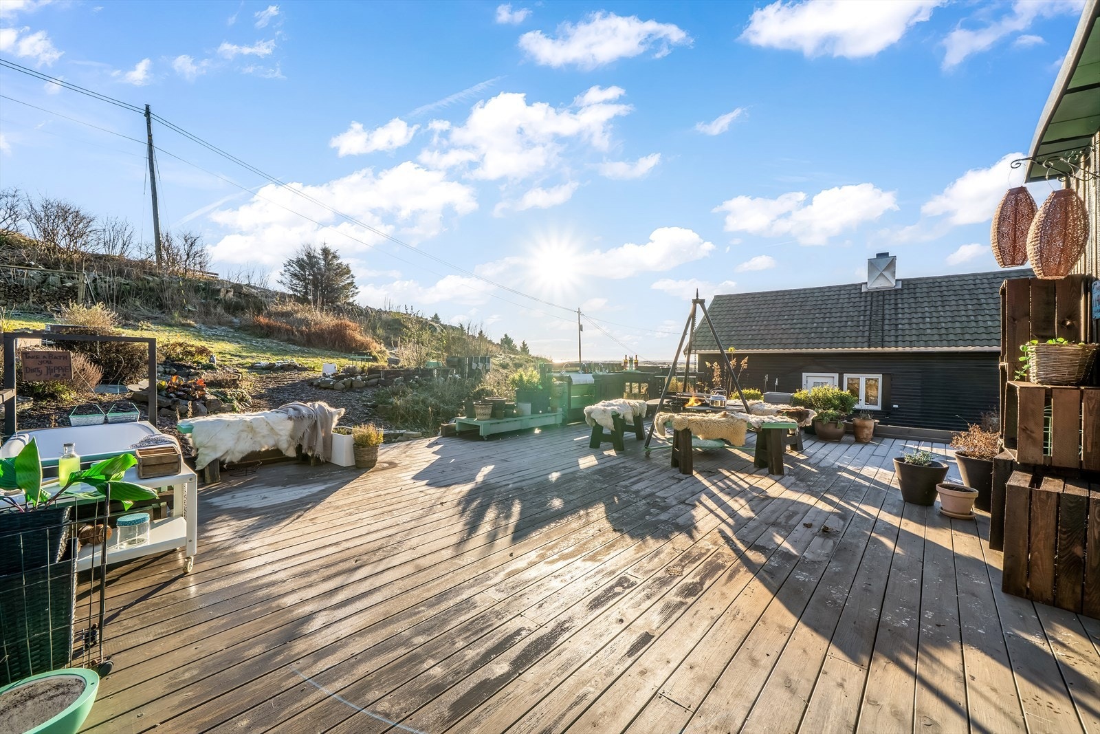 På terrassen bak boligen kan man nyte sola og utsikten. Galleribilde