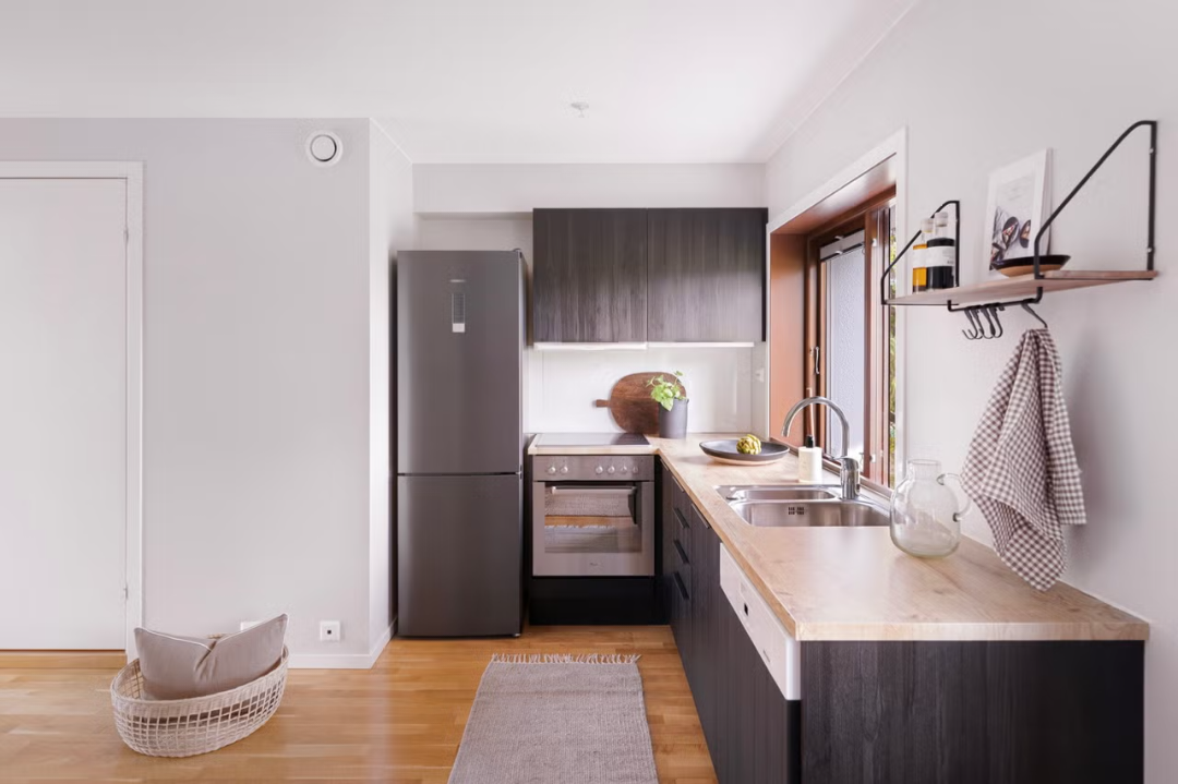 Her er det god plass til dobbeltseng, nattbord og garderobeskap, som gir ryddige oppbevaringsmuligheter Galleribilde